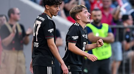 Lennart Karl (r.) hat seinen Vertrag beim FC Bayern München verlängert. / Foto: Sven Hoppe/dpa