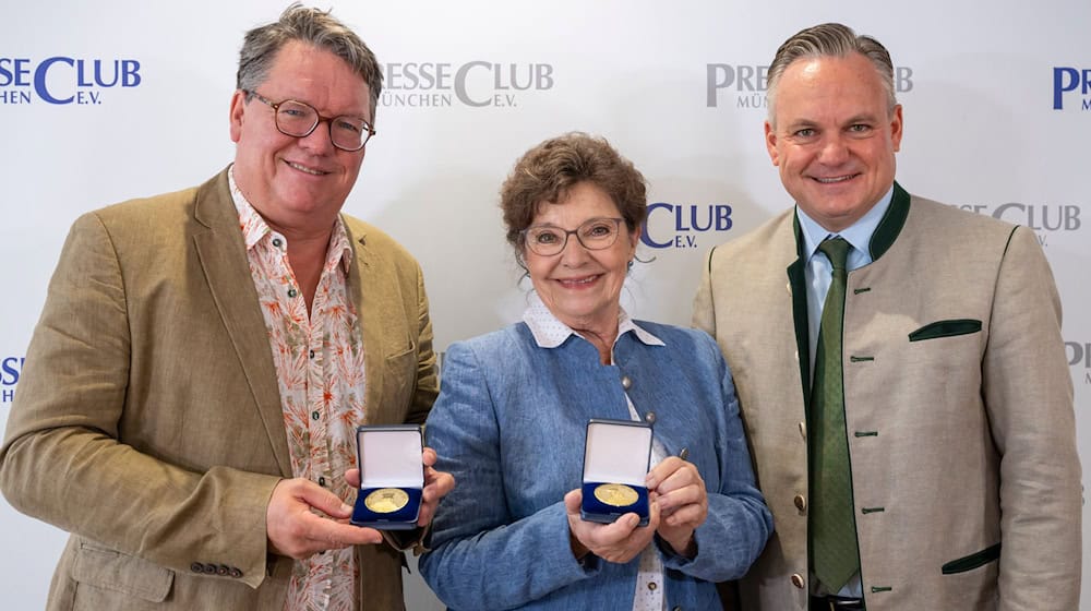 Helmut Schleich (l.) und Monika Baumgartner sind mit der Tassilo-Medaille des Fördervereins Bairische Sprache und Dialekte ausgezeichnet worden. Rechts steht der Münchner Wirtschaftsreferent Christian Scharpf (SPD). / Foto: Peter Kneffel/dpa