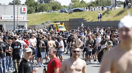 Tausende Menschen haben sich laut Polizei in und um Altschauerberg in Mittelfranken versammelt - sogenannte Hater des Youtubers «Drachenlord». / Foto: David Oßwald/NEWS5/dpa