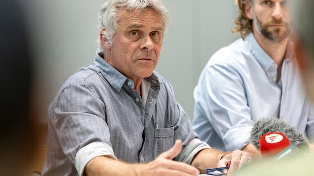Der Direktor des Nürnberger Tiergartens, Dag Encke, hat nach der Tötung von Pavianen Morddrohungen erhalten. Rechts neben ihm sitzt sein Stellvertreter Jörg Beckmann. (Archivbild) / Foto: Daniel Karmann/dpa