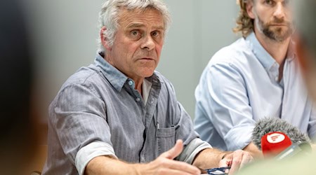 Der Direktor des Nürnberger Tiergartens, Dag Encke, hat nach der Tötung von Pavianen Morddrohungen erhalten. Rechts neben ihm sitzt sein Stellvertreter Jörg Beckmann. (Archivbild) / Foto: Daniel Karmann/dpa