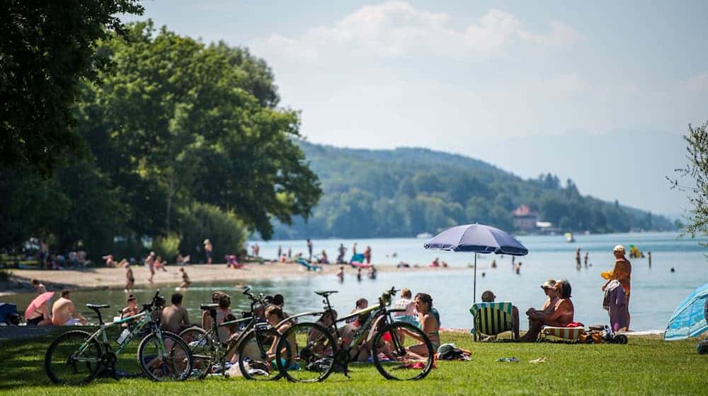 Bayerns Seen - hier der Starnberger See - sind beliebt bei Badegästen. Doch man sollte auch auf die dort lebenden Tiere Rücksicht nehmen, mahnt der Bund Naturschutz. / Foto: Lino Mirgeler/dpa