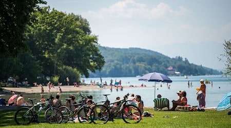 Bayerns Seen - hier der Starnberger See - sind beliebt bei Badegästen. Doch man sollte auch auf die dort lebenden Tiere Rücksicht nehmen, mahnt der Bund Naturschutz. / Foto: Lino Mirgeler/dpa