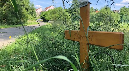 Ein Holzkreuz am Tatort erinnert an den vor fünf Jahren in Bayreuth getöteten 24-jährigen Radfahrer. (Archivbild) / Foto: Gregor Bauernfeind/dpa