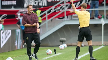 Kein guter Abend für Nürnbergs Trainer Miroslav Klose - diese Gelbe Karte durch Schiedsrichter Jarno Wienefeld aber erhielt sein Co-Trainer Javier Pinola hinter ihm.  / Foto: Bernd Thissen/dpa