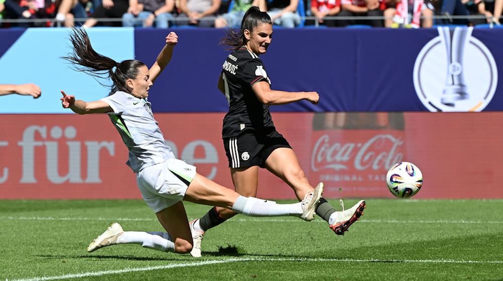 Trifft in dieser Szene zum 2:0: FCB-Stürmerin Jovana Damnjanovic (r). Wolfsburgs Joelle Wedemeyer kommt zu spät. / Foto: Uli Deck/dpa