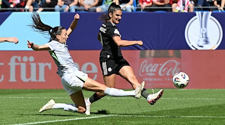 Trifft in dieser Szene zum 2:0: FCB-Stürmerin Jovana Damnjanovic (r). Wolfsburgs Joelle Wedemeyer kommt zu spät. / Foto: Uli Deck/dpa