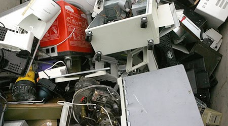 Elektroschrott, Fiberglas, Gummi, Metall und vieles mehr sollen illegal von Bayern nach Tschechien gebracht worden sein. (Symbolbild) / Foto: picture alliance / Frank Mächler/dpa