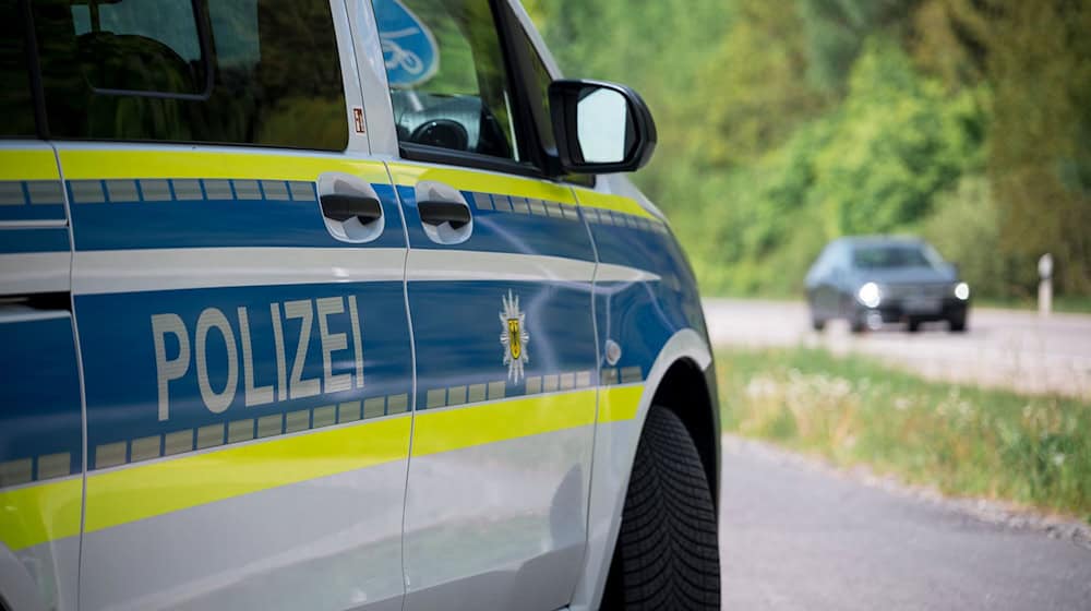 Der Wagen hat das Polizeiauto gegen eine Betonwand geschoben. (Symbolbild) / Foto: Daniel Vogl/dpa