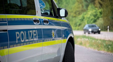 Der Wagen hat das Polizeiauto gegen eine Betonwand geschoben. (Symbolbild) / Foto: Daniel Vogl/dpa