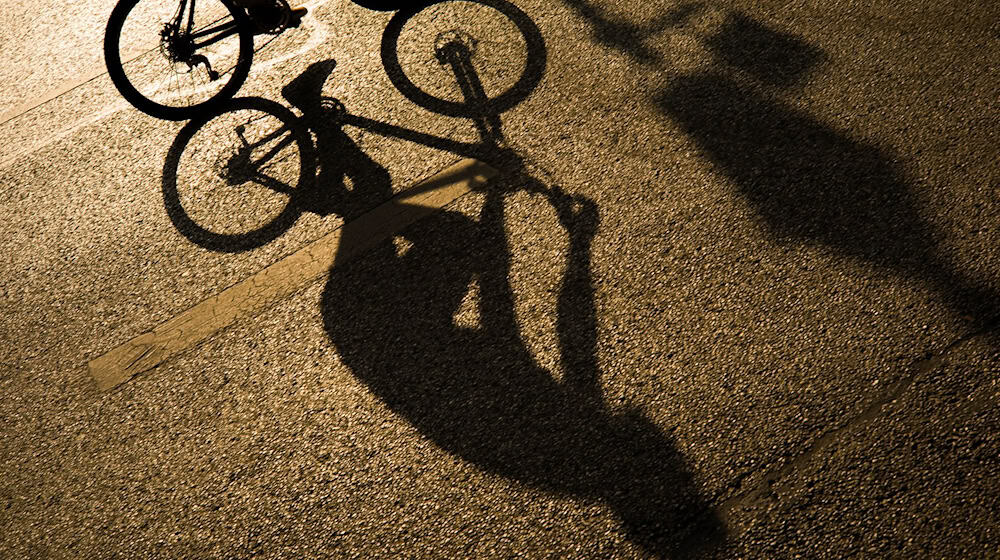 Für mehr Raum für Fahrradfahrer wollten Unbekannte scheinbar in Augsburg sorgen. (Symbolbild) / Foto: Peter Kneffel/dpa