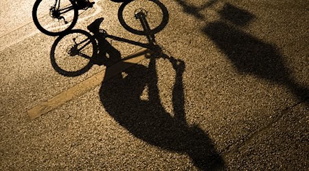 Für mehr Raum für Fahrradfahrer wollten Unbekannte scheinbar in Augsburg sorgen. (Symbolbild) / Foto: Peter Kneffel/dpa