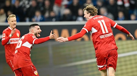 Deniz Undav (l) hat seine Meinung zum Wechseltheater um seinen Teamkollegen Nick Woltemade (r). (Archivbild) / Foto: Uwe Anspach/dpa