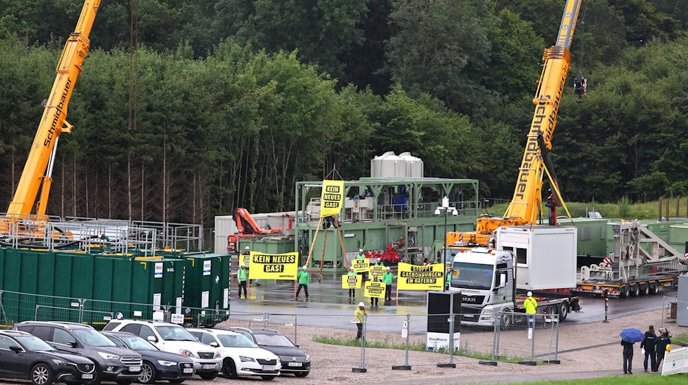 Am Bohrplatz in Reichling wird derzeit der Bohrturm aufgebaut - die Kritiker des Projektes versuchten immer wieder, die Arbeiten zu stören.  (Archivbild) / Foto: Karl-Josef Hildenbrand/dpa