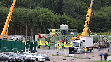 Am Bohrplatz in Reichling wird derzeit der Bohrturm aufgebaut - die Kritiker des Projektes versuchten immer wieder, die Arbeiten zu stören.  (Archivbild) / Foto: Karl-Josef Hildenbrand/dpa