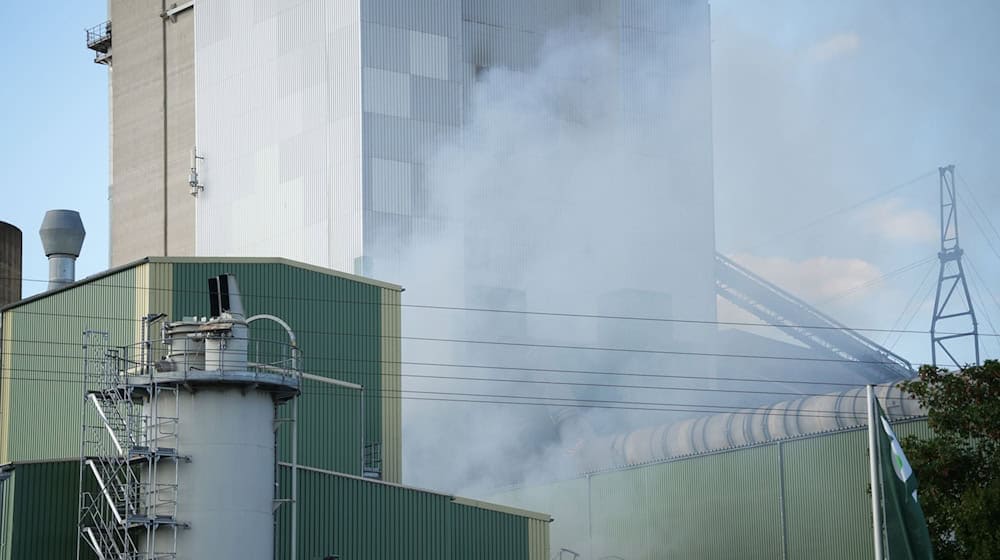Gelagerte Kunststoffe und Papier brannten in der Halle. / Foto: NEWS5 / Lars Haubner/NEWS5/dpa