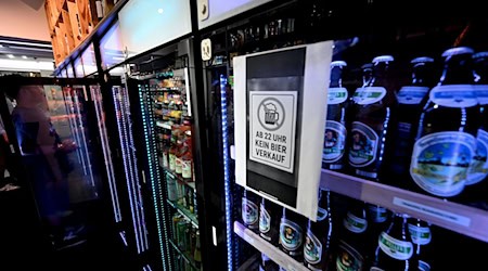Bierflaschen dürfen in den Kiosken derzeit ab 22.00 Uhr nicht mehr ausgegeben werden (Archivfoto). / Foto: Felix Hörhager/dpa