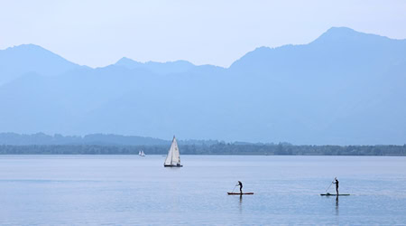 Ein Segler findet ein herrenloses Motorboot auf dem Chiemsee. (Symbolbild) / Foto: Karl-Josef Hildenbrand/dpa