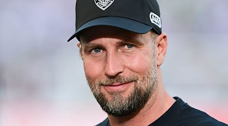Sieht den Transferpoker entspannt: VfB-Trainer Sebastian Hoeneß. / Foto: Bernd Weißbrod/dpa