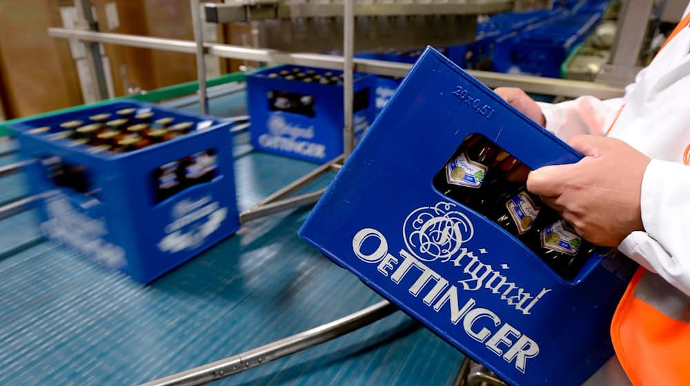 Produktion in der Oettinger Brauerei in Braunschweig. Derzeit ruht die Produktion wegen eines Warnstreiks. (Archivbild) / Foto: Peter Steffen/dpa