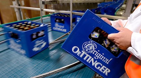Produktion in der Oettinger Brauerei in Braunschweig. Derzeit ruht die Produktion wegen eines Warnstreiks. (Archivbild) / Foto: Peter Steffen/dpa