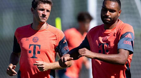 Thomas Müller (links) will in die MLS - vorerst aber trainiert er noch bei Bayern mit. / Foto: Sven Hoppe/dpa