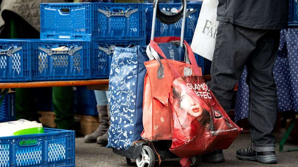 In einigen Städten in Bayern legen die Tafeln eine Sommerpause ein. Die Tafel in München bleibt geöffnet. (Archivbild) / Foto: Sven Hoppe/dpa