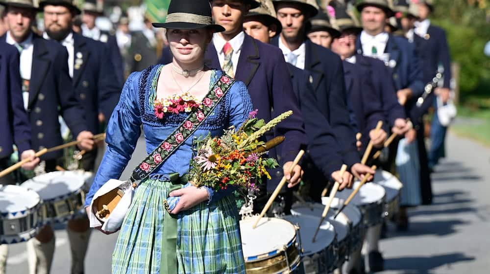 Eine Frau trägt an Mariä Himmelfahrt einen aus zahlreichen Kräutern und Blumen gebundenen Strauß. (Archivbild) / Foto: Uwe Lein/dpa