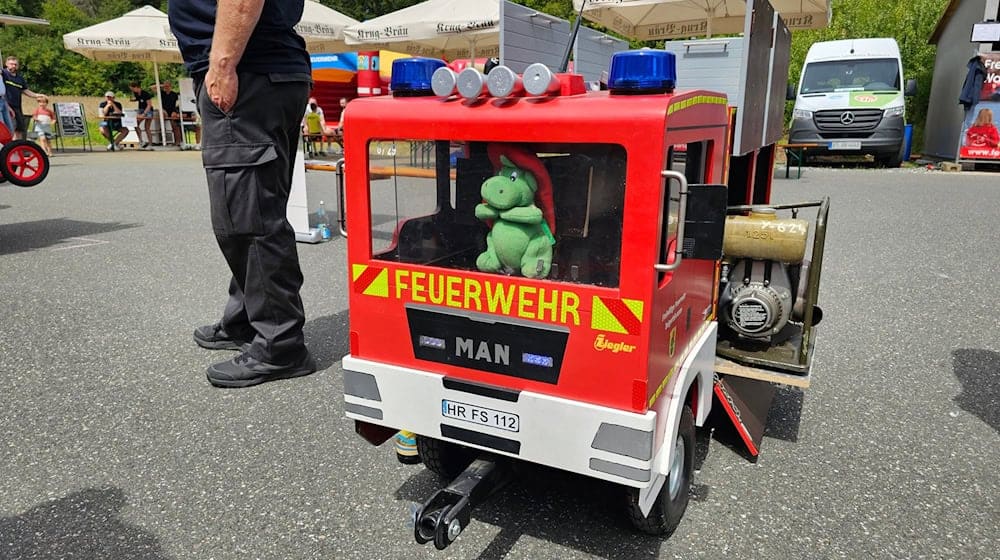 Das Kinderfeuerwehrauto der Feuerwehr Waischenfeld begeistert den Nachwuchs. / Foto: Mike Müller/dpa