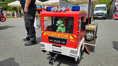 Das Kinderfeuerwehrauto der Feuerwehr Waischenfeld begeistert den Nachwuchs. / Foto: Mike Müller/dpa