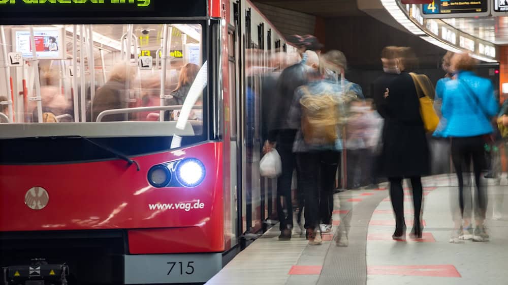 In Nürnberg ist das öffentliche WLAN in U-Bahnen und Bussen laut den Verkehrsbetrieben vor allem für junge Menschen attraktiv. (Archivbild) / Foto: Daniel Karmann/dpa