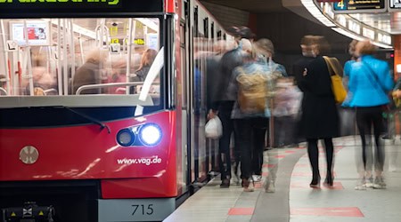 In Nürnberg ist das öffentliche WLAN in U-Bahnen und Bussen laut den Verkehrsbetrieben vor allem für junge Menschen attraktiv. (Archivbild) / Foto: Daniel Karmann/dpa