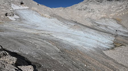 Am Nördlichen Schneeferner lag bis in den Juli Altschnee und ließ den Gletscher größer aussehen. (Archivbild) / Foto: Angelika Warmuth/dpa