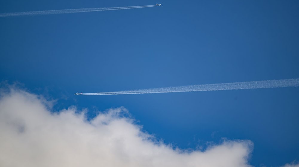 Weil er stark betrunken war, durfte ein 62-Jähriger nicht nach Hause fliegen. (Symbolbild) / Foto: Robert Michael/dpa