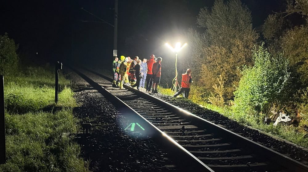 Der 23-jährige Autofahrer und sein Beifahrer starben vermutlich direkt beim Zusammenprall mit dem Zug. / Foto: Schmelzer/vifogra/dpa