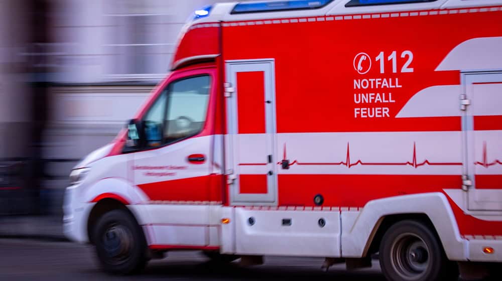 Notärzte im Einsatz: Zwei Mädchen mussten nach einem Badeunfall in einem Baggersee bei Schweinfurt reanimiert werden. (Symbolbild) / Foto: Jens Büttner/dpa