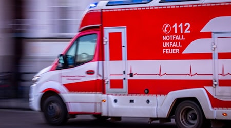 Notärzte im Einsatz: Zwei Mädchen mussten nach einem Badeunfall in einem Baggersee bei Schweinfurt reanimiert werden. (Symbolbild) / Foto: Jens Büttner/dpa