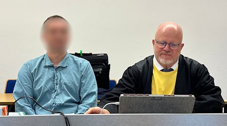 Einem Krankenpfleger wird vor dem Landgericht Landshut 15-facher Mordversuch vorgeworfen. Er soll in einer Landshuter Klinik Medikamente manipuliert haben. Weil diese an Patienten verabreicht wurden und weitere verabreicht hätten werden können, ist der Mann angeklagt. / Foto: Ute Wessels/dpa