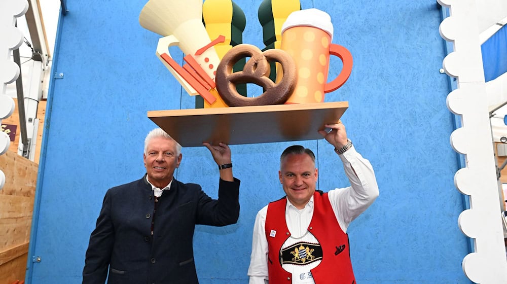 Oberbürgermeister Dieter Reiter (SPD) (l) und Wiesnchef Christian Scharpf. / Foto: Felix Hörhager/dpa
