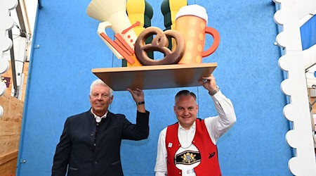 Oberbürgermeister Dieter Reiter (SPD) (l) und Wiesnchef Christian Scharpf. / Foto: Felix Hörhager/dpa