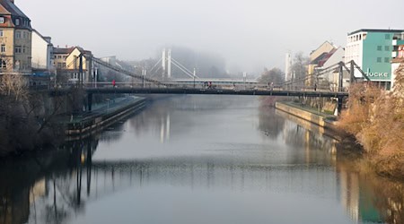 Auf der Kettenbrücke spitzt sich ein Streit zwischen zwei Männern zu. (Archivbild) / Foto: picture alliance / Nicolas Armer/dpa