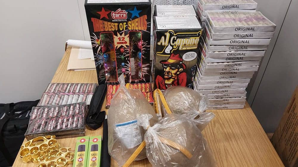 Die Polizei beschlagnahmte die Feuerwerkskörper.  / Foto: -/Bundespolizei/dpa