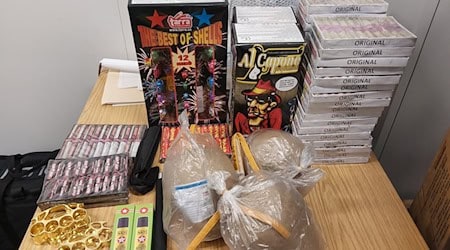 Die Polizei beschlagnahmte die Feuerwerkskörper.  / Foto: -/Bundespolizei/dpa Die Polizei beschlagnahmte die Feuerwerkskörper.  / Foto: -/Bundespolizei/dpa