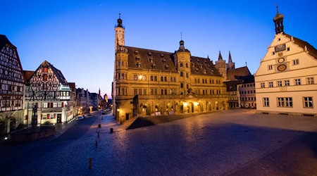 Im malerischen Rothenburg machte sich ein Kind so früh auf den Weg zur Schule, dass die Polizei einschreiten musste. (Symbolfoto) / Foto: Daniel Karmann/dpa