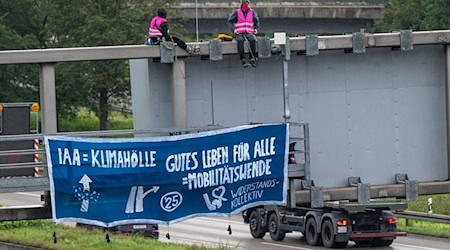 Mit einer Straßenblockade auf der Autobahn A9 in München protestierten Umweltaktivisten im morgendlichen Berufsverkehr gegen die Internationale Automobil-Ausstellung (IAA). / Foto: Peter Kneffel/dpa