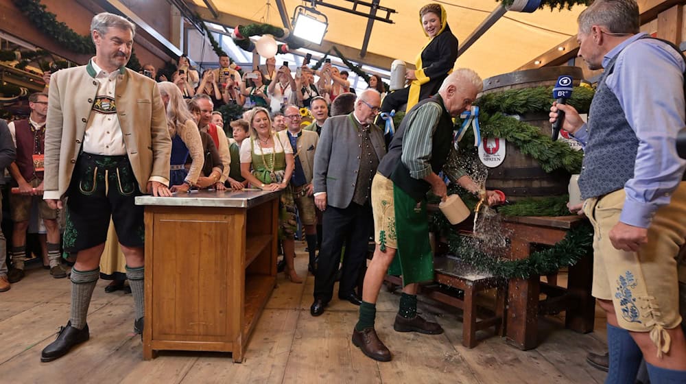 Das Anzapfen zum offiziellen Wiesn-Start ist Chefsache - also Aufgabe des Münchner Oberbürgermeisters. / Foto: Peter Kneffel/dpa