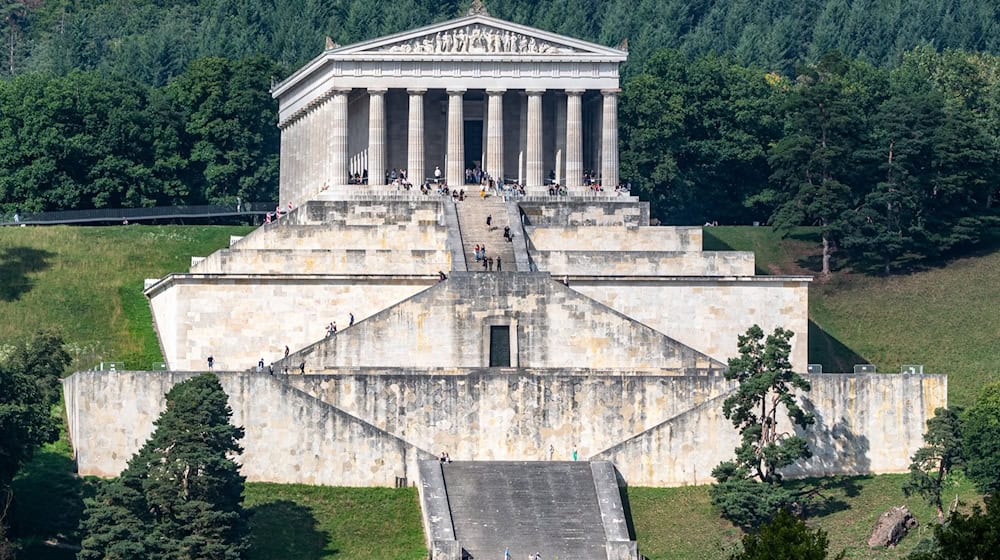 Die imposante Ruhmeshalle Walhalla befindet sich in Donaustauf bei Regensburg. (Archivbild) / Foto: Armin Weigel/dpa