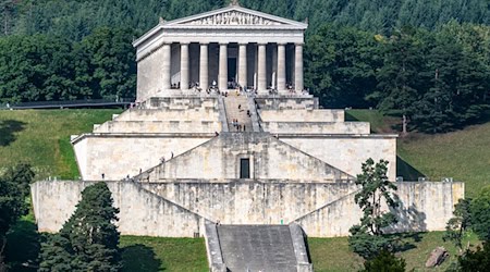 Die imposante Ruhmeshalle Walhalla befindet sich in Donaustauf bei Regensburg. (Archivbild) / Foto: Armin Weigel/dpa