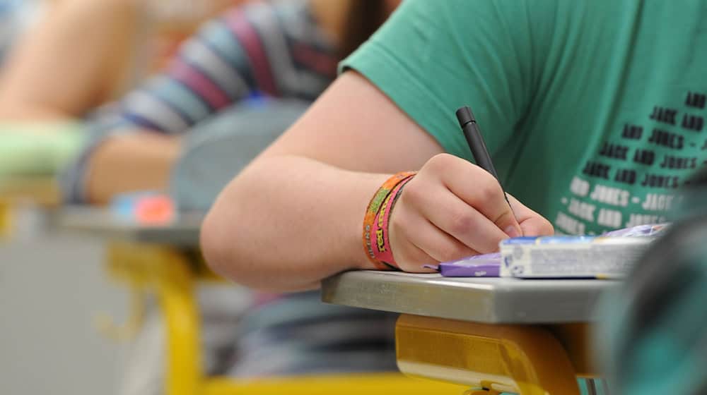 Die Schüler müssen den Jahrgangsstufentest nicht nachschreiben. (Symbolbild) / Foto: Armin Weigel/dpa