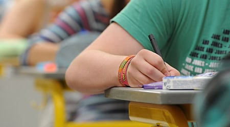 Die Schüler müssen den Jahrgangsstufentest nicht nachschreiben. (Symbolbild) / Foto: Armin Weigel/dpa
